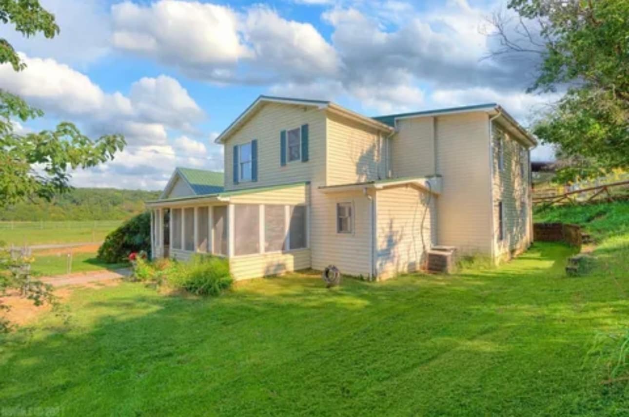 Backyard for BBQS and nice screened in porch - 5163 Whitethorne Rd
