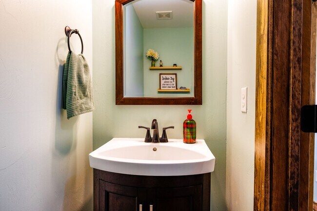 Building Photo - Beautiful home in Ryen Glenn with Fantasti...