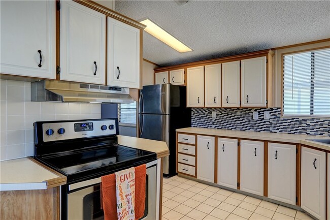 Building Photo - 561 Dolphin Cir