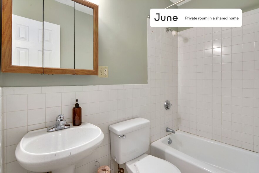 Building Photo - Private bedroom in 3 bed/2 bath Home