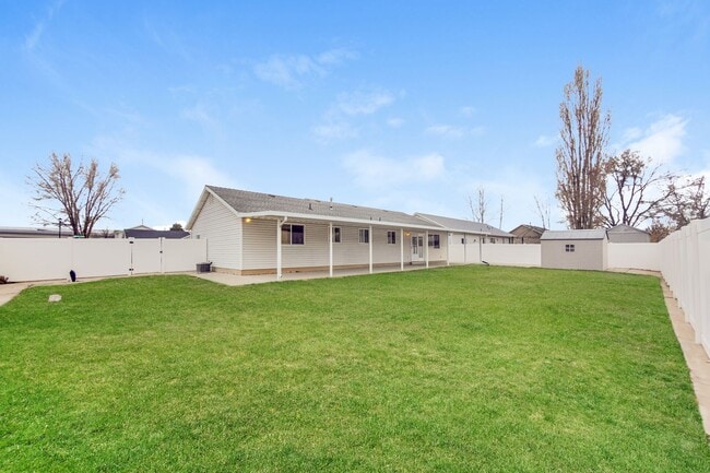 Building Photo - Modern 3 Bed, 2 Bath Home with LVP Flooring & 2-Car Garage! - Available NOW!