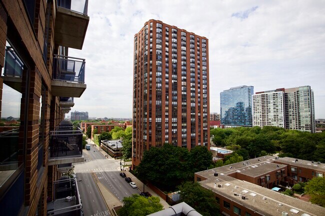 Building Photo - 1 E 8th St