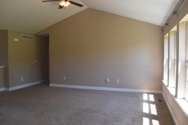 Building Photo - Gorgeous Split Foyer Home!