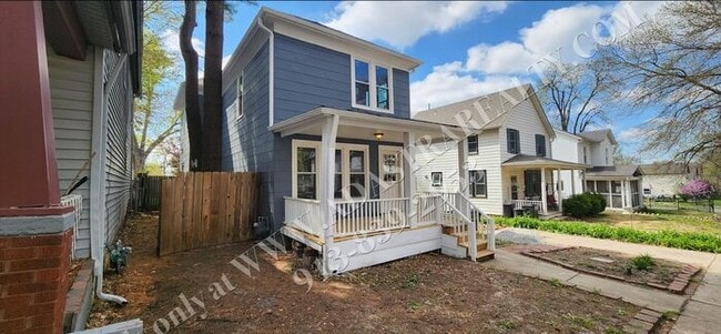 Building Photo - Large 2-story 4 Bed 1.5 Bath Home in Leave...