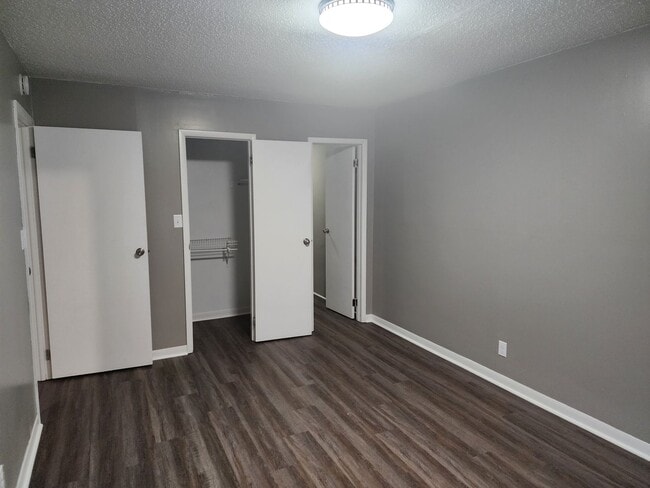 Building Photo - Newly updated 2 bedroom 1.5  bath