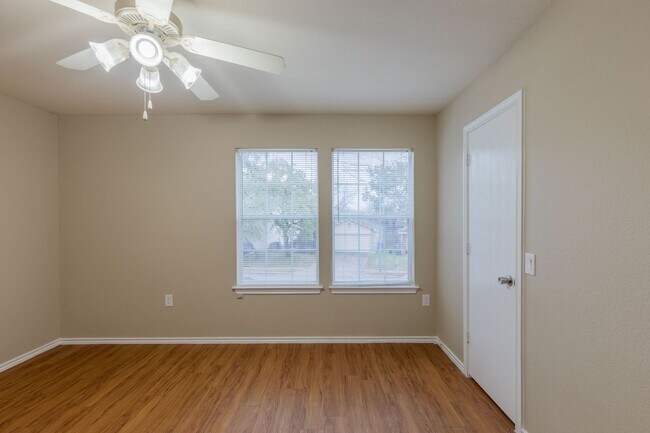 Building Photo - Charming 3BR/2.5BA Home with Spacious Back...