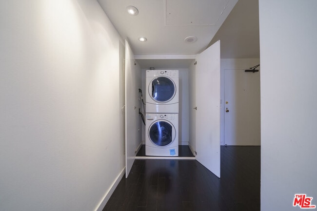 Building Photo - 800 W 1st St