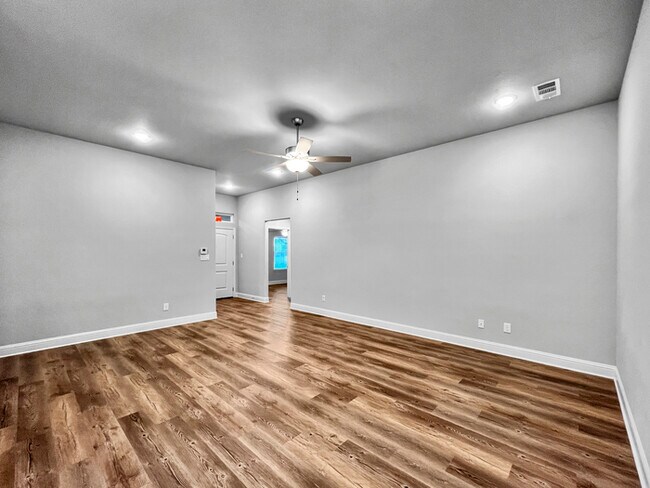 Building Photo - Cute open floor plan 3- bedroom, 2- bathro...