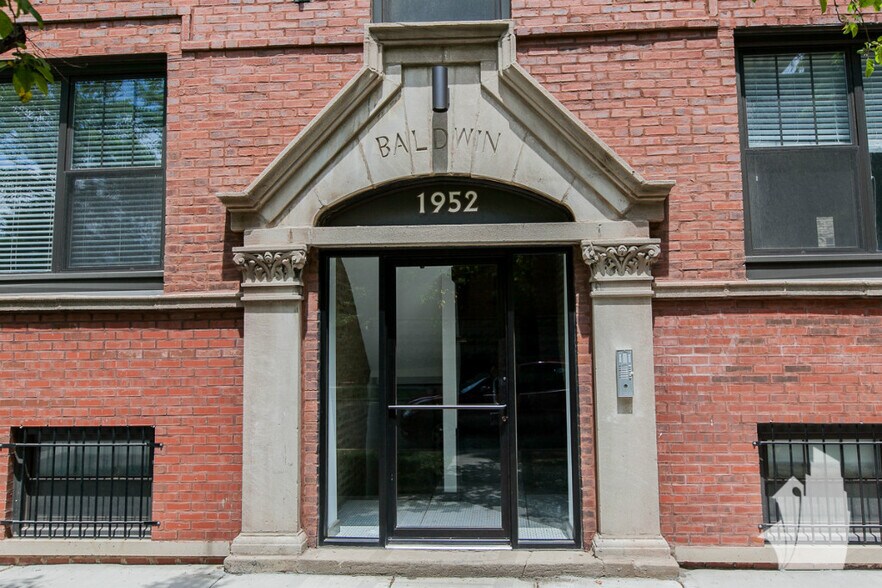 Building Photo - 1946 W Nelson St