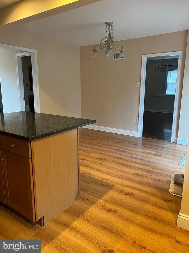 Building Photo - 102 Hillside Cir