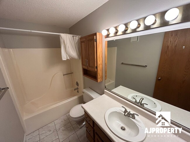 Building Photo - 916 S Menlo Ave