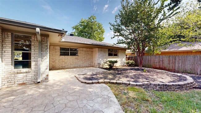 Building Photo - 3800 Windridge Dr