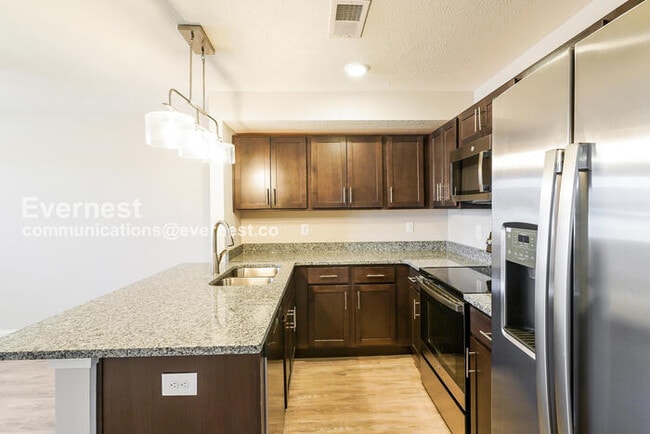 Building Photo - 3 Bed/3 Bath Townhome with Carport / Pet-Friendly / Vouchers Accepted / Available Now!