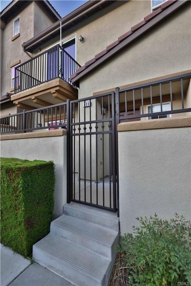 Building Photo - Beautifully Upgraded 3 Bedroom Townhome in...