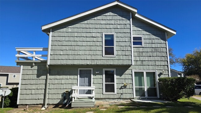 Primary Photo - 135 April Point Dr N