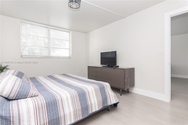 Building Photo - 3600 NE 170th St