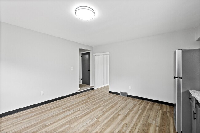 Building Photo - Stunning 3 bed, 2 bath home in East Hills available August 1!