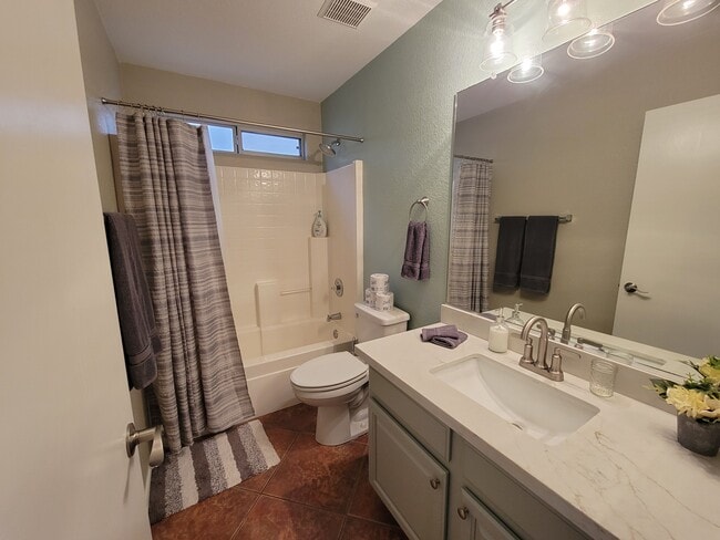 Building Photo - 1502 E Maldonado Dr