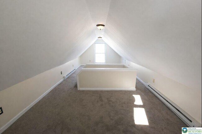 Building Photo - 221 Oak St