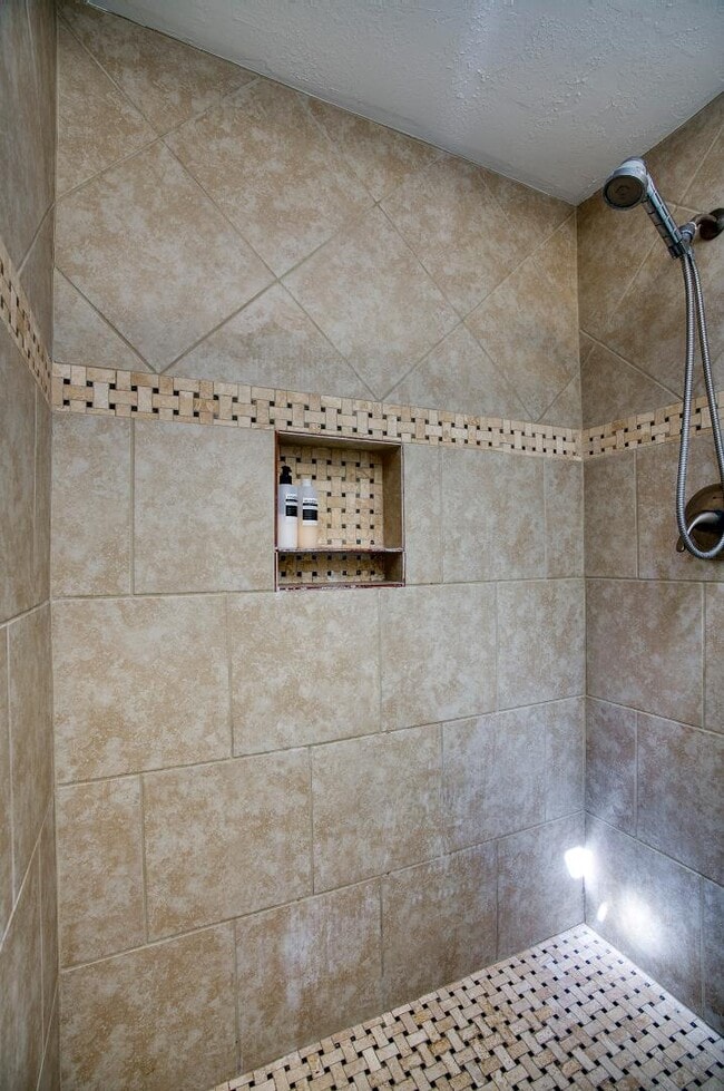 Building Photo - 502 W Roma Ave