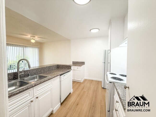 Building Photo - 5252 Hermitage Ave