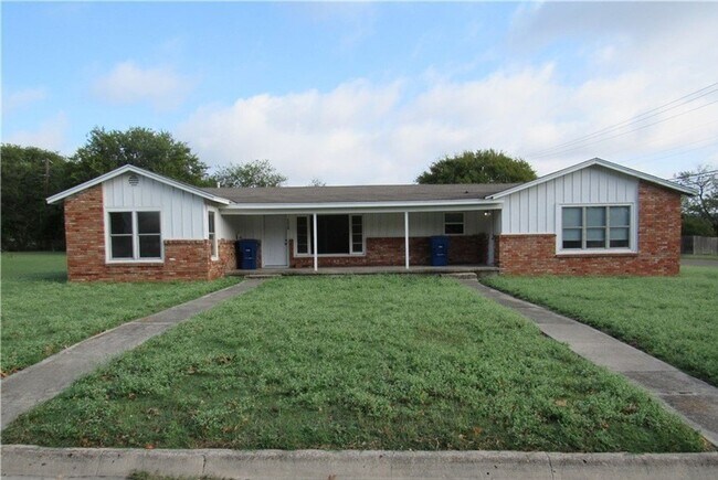 Primary Photo - 402 Hill St