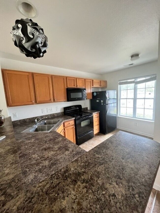 Building Photo - 2 bedroom 2.5 bath townhome available