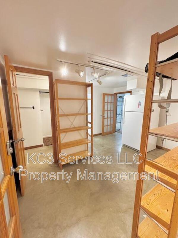 Building Photo - 615 E 101st Ter