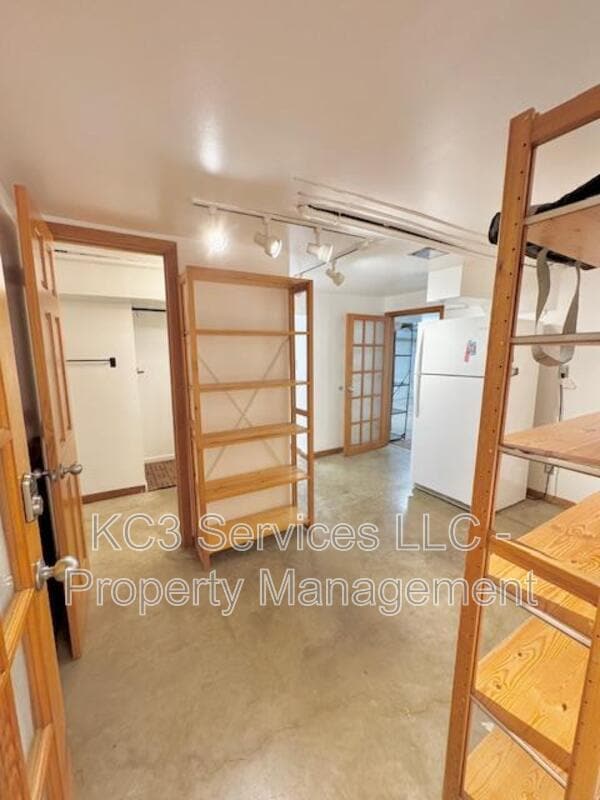 Building Photo - 615 E 101st Terrace