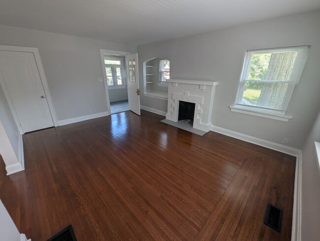Building Photo - Beautifully renovated 2 bedroom house with...