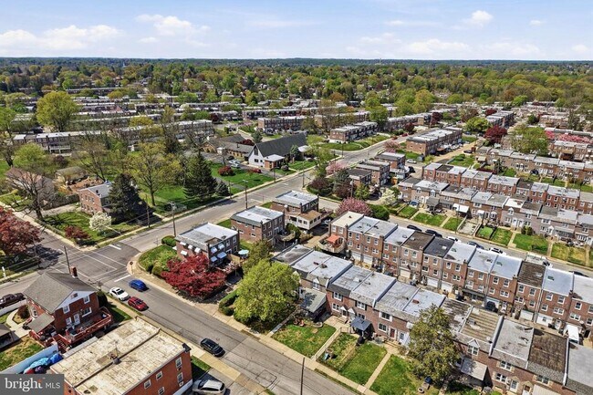 Building Photo - 271 W Wyncliffe Ave