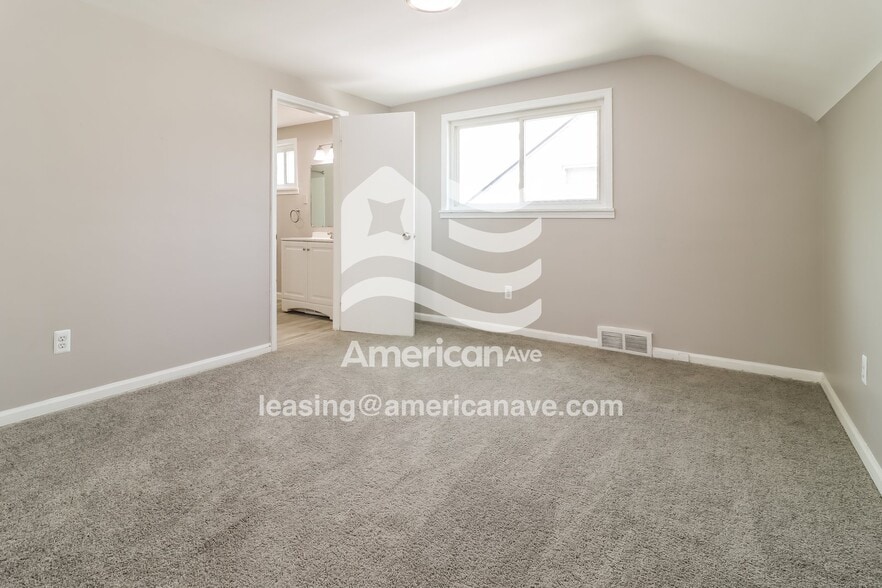 Building Photo - 21407 Syracuse Ave