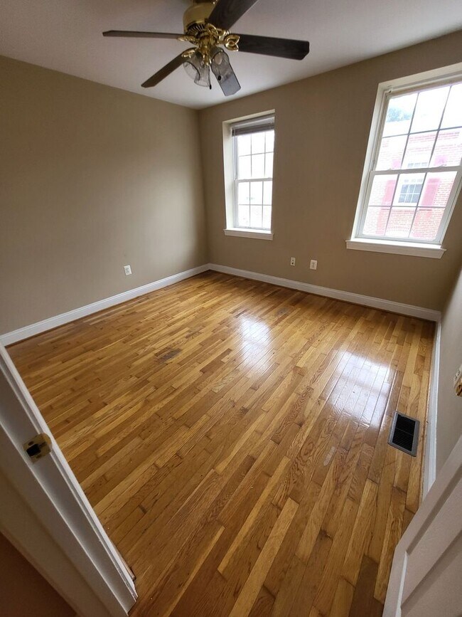 Building Photo - 1114 Sterrett St