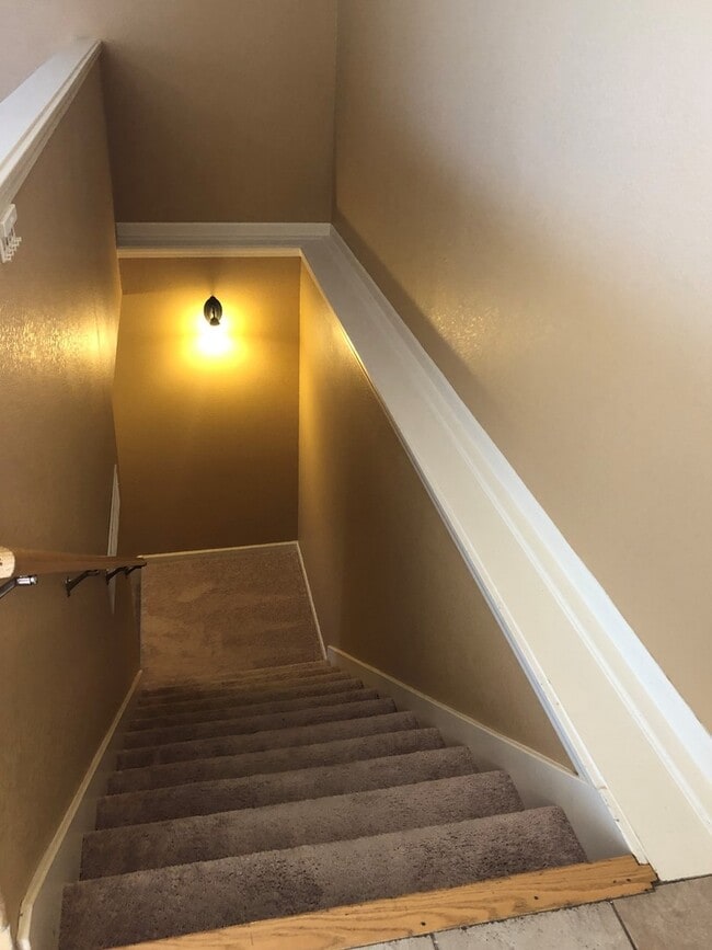 Building Photo - SPACIOUS SINGLE FAMILY IN GREAT LOCATION