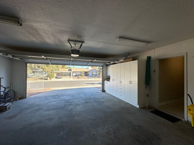 Building Photo - 4-bedroom, fully furnished custom home wit...