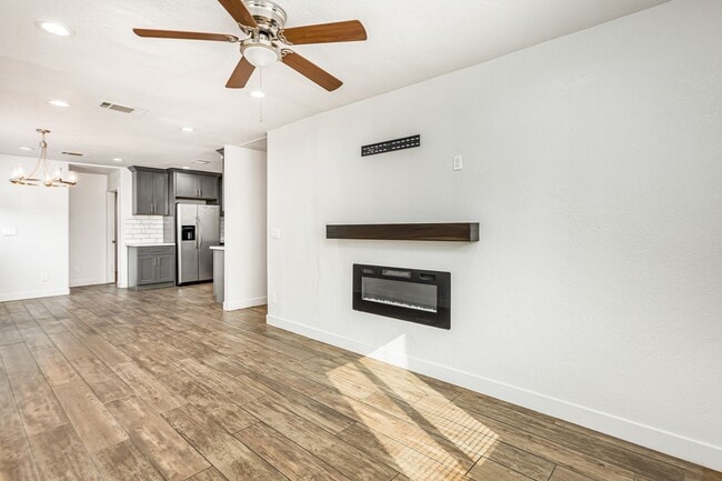 Building Photo - 7401 Valaria Dr