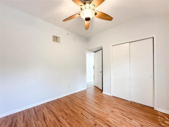 Building Photo - 8051 Bay Branch Dr