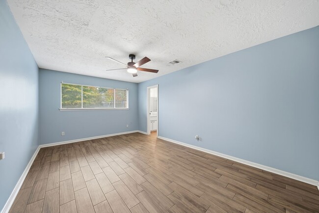 Building Photo - 3226 Springhill Dr