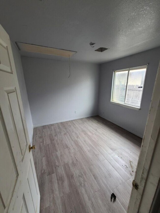 Building Photo - 4 Bedroom 2 Bathroom in 76105 Available!