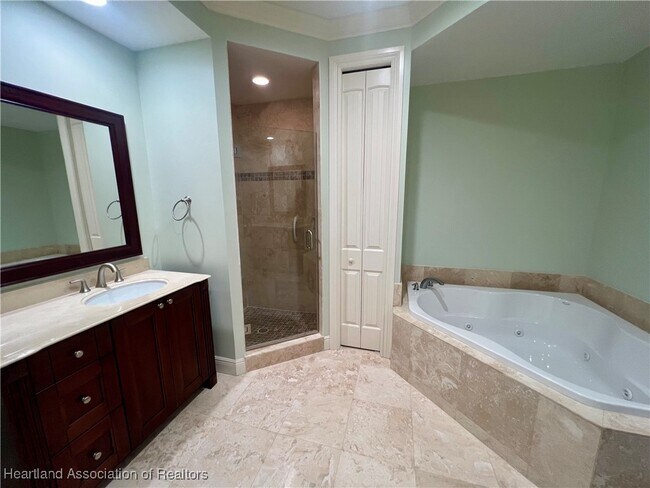 Building Photo - 2351 Lakeview Dr