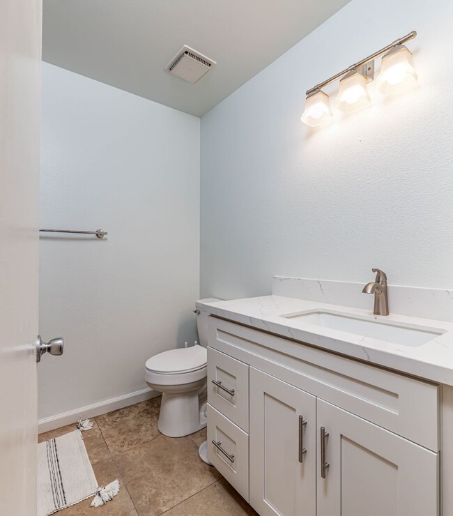 Building Photo - Modern 1 Bedroom Condo with Lakes in the c...