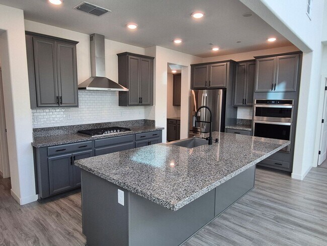 Building Photo - Gorgeous 4 Bedroom 3.5 bath with loft