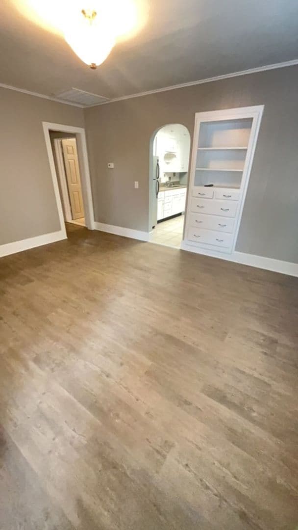 Building Photo - 512 W Oak Ave