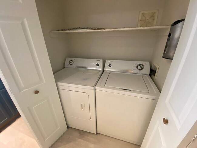 Building Photo - 2 Bedroom Townhome Near Buckley Air Force Base