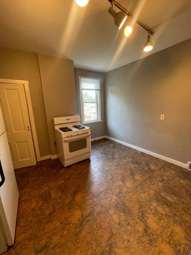 Building Photo - Single Family House in Mt Washington Avail...