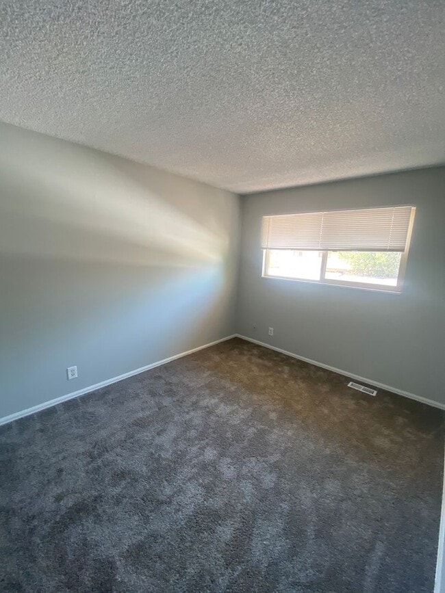 Building Photo - Renovated 3 bed, 2.5 bath Townhome in Aurora