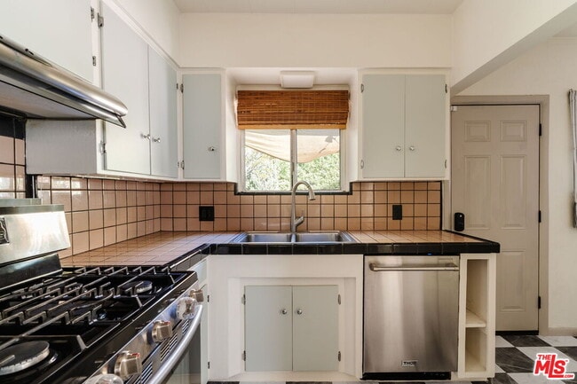 Building Photo - 1428 Holbrook St