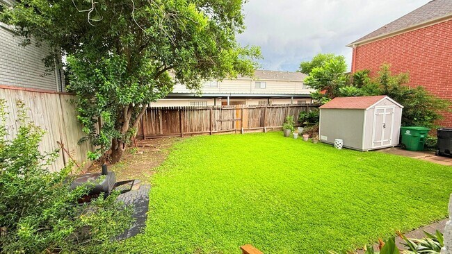 Building Photo - 2220 Avalon Pl