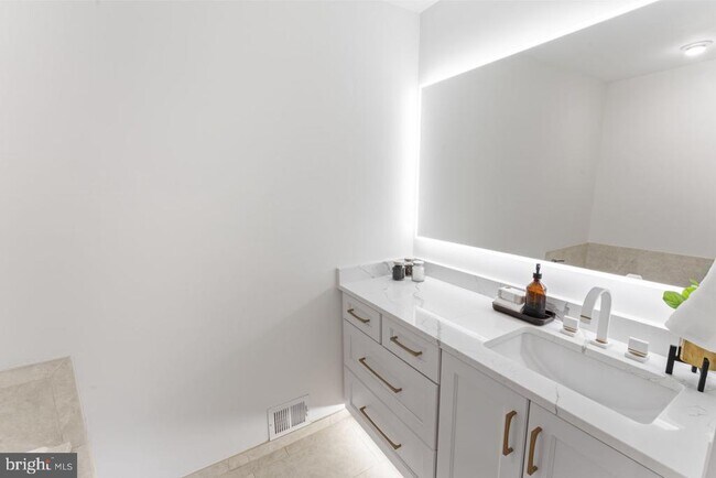 Building Photo - 5844 Bermuda Ct
