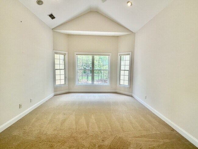 Building Photo - Three Bedroom Carriage House in Hampton Hall!